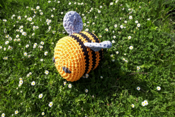 #HäkelnFürDieArtenvielfalt zum "Tag der biologischen Vielfalt am 22. Mai 2020:  Für das Bienenkissen wurde Textilgarn verwendet, für das Füllkissen ein alter Bettbezug und überschüssige Füllwatte vorheriger Projekte.
