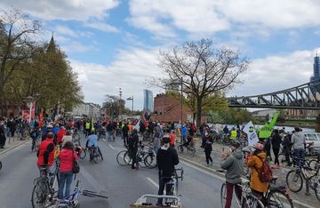 15:00 Uhr: Ankunft des Demo Zuges am Zielort des Mainkai in Frankfurt.
