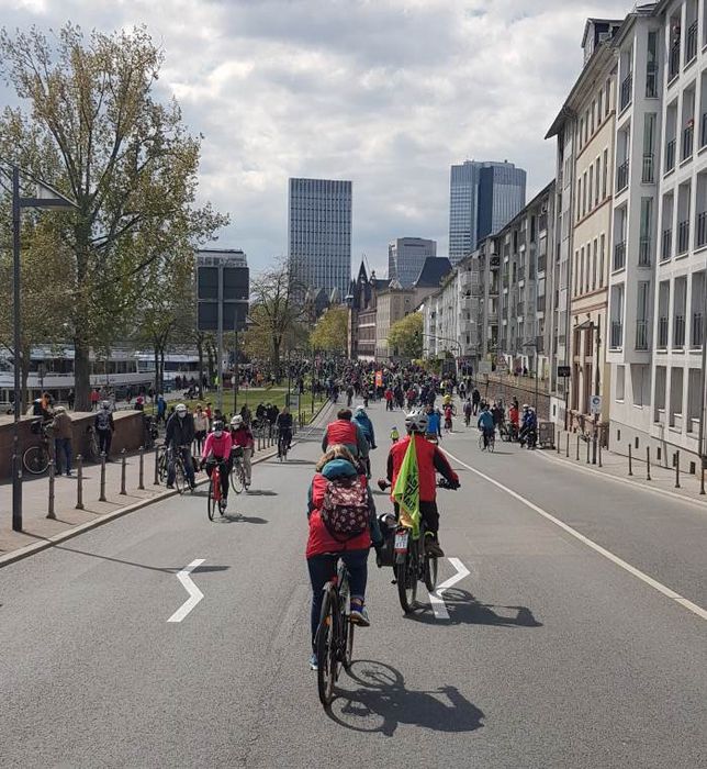 Demonstrant*innen der "Mobilitätswende jetzt!" Demo am Treffpunkt in Frankfurt