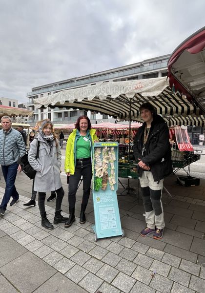Auf dem Bild sieht man die Taschen-Tausch-Station auf dem Wochenmarkt am Riedberg.
