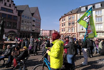 BUND KV Geschäftsstellenleitung mit BUND Fahne und Fahrrad auf dem Römerplatz in Frankfurt zwischen anderen Demonstranten.