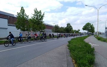 Rüsselsheim, der Demo Zug wächst.