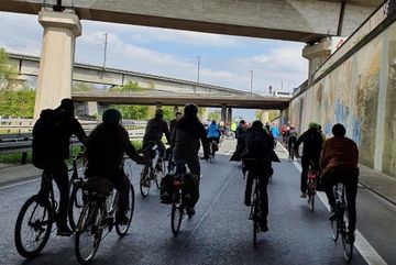 Radelnde Demonstrant*innen vor Frankfurt.
