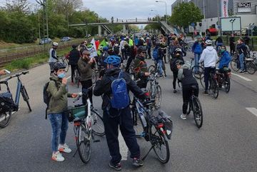 Griesheim: Wartende Demonstrant*innen auf die Zufahrt des Demo Zuges aus Höchst. 