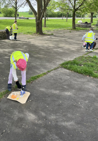 Kinder spielen am alten Flugplatz die Bestäubung nach.