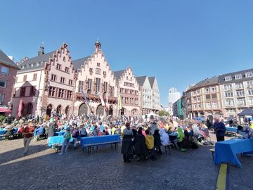 Schüler*innen von mehreren Frankfurter Schulen essen zusammen an einer Blaue Tafel im Rahmen des Klimagourmet-Festivals