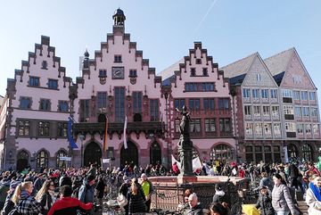Menschenmenge auf dem Römer in Frankfurt