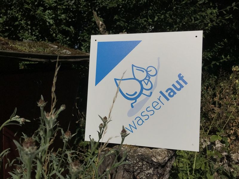 Richtungsweisendes Schild für Wasserlauf