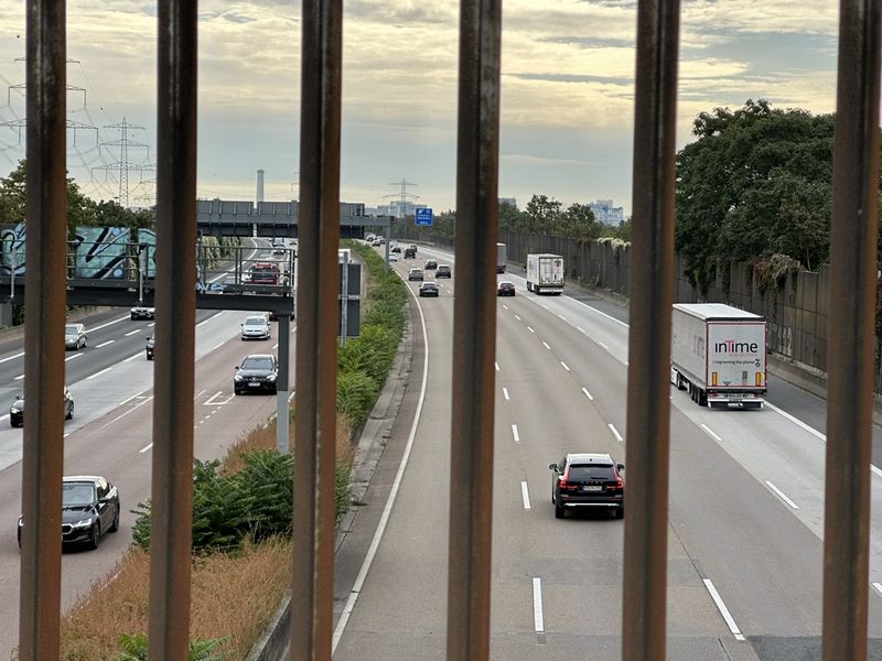 Auf dem Bild sieht man die A5 von einer Brück aus fotografiert
