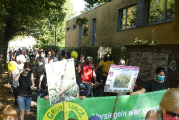 "Grüne Lunge bleibt!": Hier nur ein Teil der gut 1000 Demonstranten, die sich für den Erhalt der Grünen Lunge am Günthersburgpark stark machen.