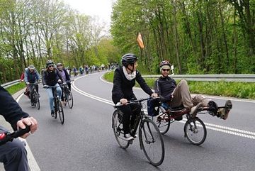 Fahrrad Demonstrant*innen in der Kurve einer Kraftfahrstraße