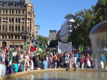 Am Opernplatz warten die Menschen, die sich für die Demo versammelt haben. 