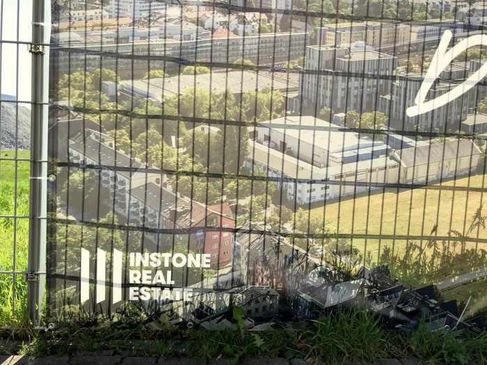 Schönhof-Zaun-Poster: Blick auf den östlichen Bereich des Baugeländes mit vielen Bäumen (Foto: wrh) 