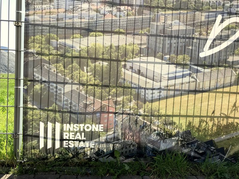 Schönhof-Zaun-Poster: Blick auf den östlichen Bereich des Baugeländes mit vielen Bäumen (Foto: wrh) 