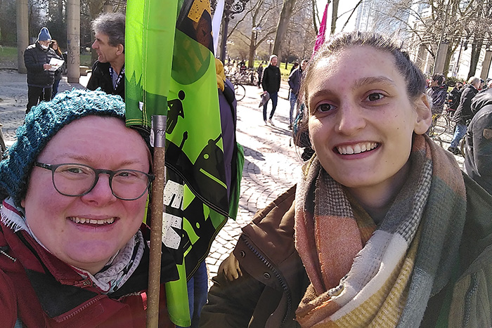 Die Bundesfreiwilligendienstleistenden des KV Frankfurt freuen sich über die wärmende Sonne bei den kalten Temperaturen