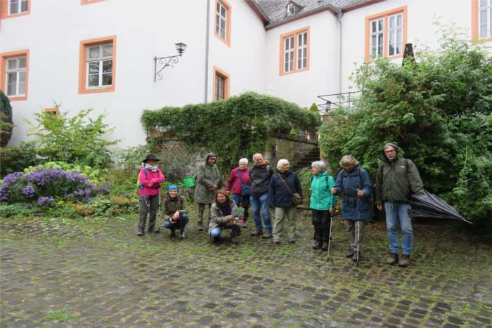 Die kleine Gruppe, bestehend aus Mitgliedern der Bürgerinitiative für den Erhalt der Grünen Lunge am Günthersburgpark e.V. und des BUND, die sich zu dieser Kräuterwanderung in Hungen zusammengefunden hatte.