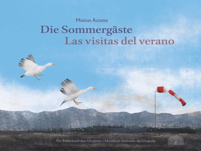 Buchtitel zu Bilderbuch aus Uruguay mit dem Titel Die Sommergäste von Matías Acosta. Es sind zwei Gänse im Landeflug vor einem blauen Himmel zu sehen.