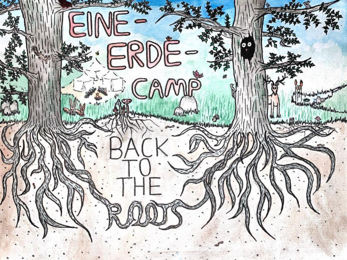 gezeichnete Bäume mit verschiedenen Tieren, einem Zeltcamp und Text vom Eine-Erde-Camp, Back to the roots Schriftzug
