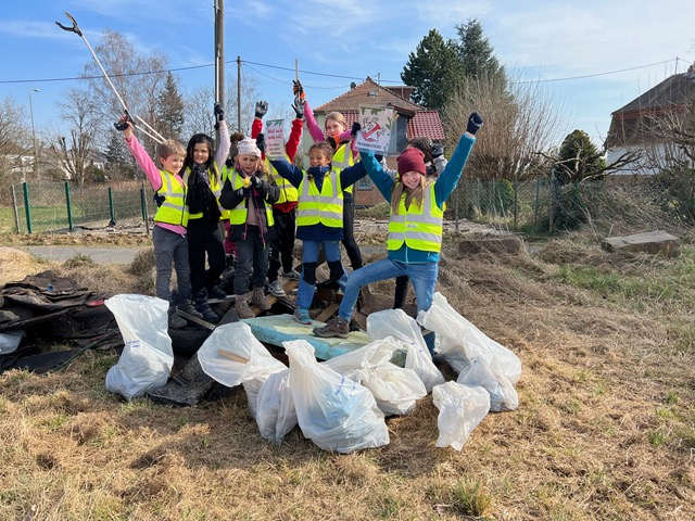 Kindergruppe Nord nach der erfolgreichen Müllsammelaktion auf der Streuobstwiese