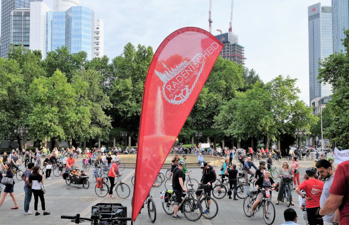 Eine Ansammlung von Fahrradfahrer*innen beim Radentscheid Frankfurt am Main