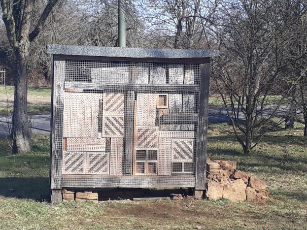 Saniertes Insektenhaus am Sossenheimer Ostlehrpfad im März 2021