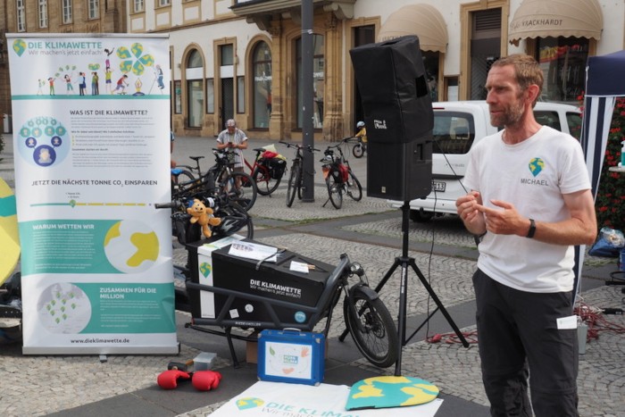 Dr. Michael Bilharz unterwegs mit dem Klimawette-Fahrrad