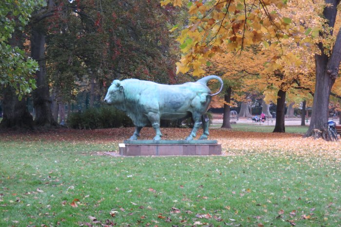 Schreitender Stier des Bildhauers Fritz Boehle im Bethmann Park