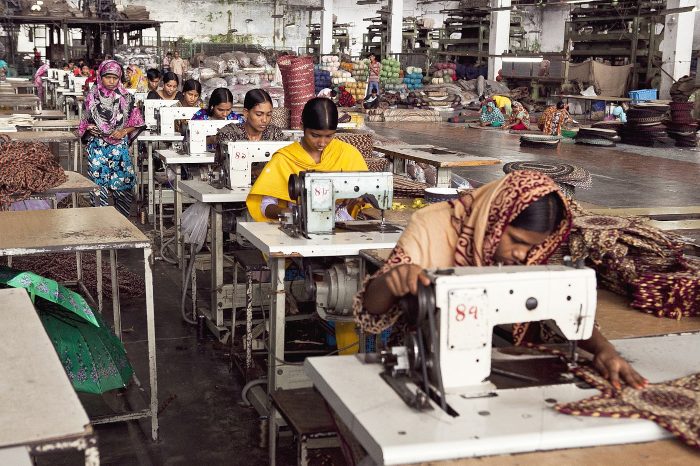 Näherinnen in einer Textilfabrik